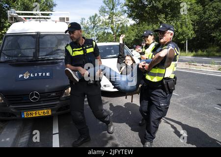 LA HAYE - pays-Bas, 2022-07-06 11:59:03 LA HAYE - extinction du groupe d'action climatique la rébellion bloque l'Utrechtsebaan sur le A12 qui passe devant la Chambre temporaire des représentants. Avec cette action, le groupe exige un arrêt immédiat des subventions pour le pétrole, le charbon et le gaz. ANP BART MAAT netherlands Out - belgium Out Credit: ANP/Alay Live News Banque D'Images