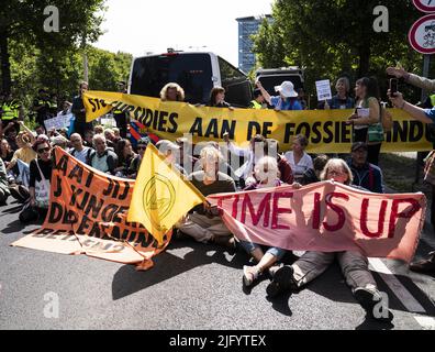 LA HAYE - pays-Bas, 2022-07-06 12:00:58 LA HAYE - extinction du groupe d'action climatique la rébellion bloque l'Utrechtsebaan sur le A12, qui passe devant la Chambre temporaire des représentants. Avec cette action, le groupe exige un arrêt immédiat des subventions pour le pétrole, le charbon et le gaz. ANP BART MAAT netherlands Out - belgium Out Credit: ANP/Alay Live News Banque D'Images