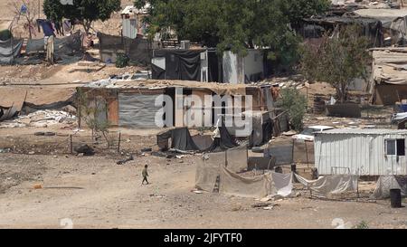 Le camp Khan al-Ahmar de la tribu bédouine Jahalin se trouve sur le côté de la route 1 (autoroute de la vallée de Jérusalem-Jordanie), car c'est l'une des communautés palestiniennes confrontées à un déplacement forcé en raison du plan « E1 », sur 5 juillet 2022 en Cisjordanie, en Israël. L'Administration civile de l'armée israélienne, Qui autorise les travaux de construction en Cisjordanie, tiendra une audience sur un plan controversé de logement de 3 414 unités pour la bande de terre connue sous le nom E-1 de la communauté israélienne Ma'ale Adumim voisine, que les critiques disent est essentiel pour un futur état palestinien. Banque D'Images