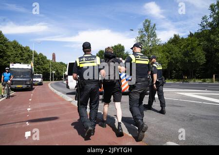 LA HAYE - pays-Bas, 2022-07-06 12:11:58 LA HAYE - extinction du groupe d'action climatique la rébellion bloque l'Utrechtsebaan sur le A12 qui passe devant la Chambre temporaire des représentants. Avec cette action, le groupe exige un arrêt immédiat des subventions pour le pétrole, le charbon et le gaz. ANP BART MAAT netherlands Out - belgium Out Credit: ANP/Alay Live News Banque D'Images