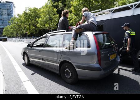 LA HAYE - pays-Bas, 2022-07-06 12:04:53 LA HAYE - extinction du groupe d'action climatique la rébellion bloque l'Utrechtsebaan sur le A12 qui passe devant la Chambre temporaire des représentants. Avec cette action, le groupe exige un arrêt immédiat des subventions pour le pétrole, le charbon et le gaz. ANP BART MAAT netherlands Out - belgium Out Credit: ANP/Alay Live News Banque D'Images