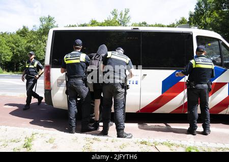 LA HAYE - pays-Bas, 2022-07-06 12:11:36 LA HAYE - extinction du groupe d'action climatique la rébellion bloque l'Utrechtsebaan sur le A12, qui passe devant la Chambre temporaire des représentants. Avec cette action, le groupe exige un arrêt immédiat des subventions pour le pétrole, le charbon et le gaz. ANP BART MAAT netherlands Out - belgium Out Credit: ANP/Alay Live News Banque D'Images