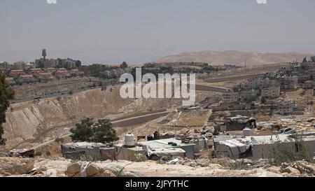 Un campement bédouin à la périphérie de la ville palestinienne d'Al-Eizariya ou d'al-Azariya près de la colonie israélienne de Maaleh Adumim ou de Maale Edumim sur 5 juillet 2022 en Cisjordanie, Israël. L'Administration civile de l'armée israélienne, Qui autorise les travaux de construction en Cisjordanie, tiendra une audience sur un plan controversé de logement de 3 414 unités pour la bande de terre connue sous le nom E-1 de la communauté israélienne Ma'ale Adumim voisine, que les critiques disent est essentiel pour un futur état palestinien. Banque D'Images