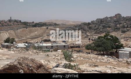 Un campement bédouin à la périphérie de la ville palestinienne d'Al-Eizariya ou d'al-Azariya près de la colonie israélienne de Maaleh Adumim ou de Maale Edumim sur 5 juillet 2022 en Cisjordanie, Israël. L'Administration civile de l'armée israélienne, Qui autorise les travaux de construction en Cisjordanie, tiendra une audience sur un plan controversé de logement de 3 414 unités pour la bande de terre connue sous le nom E-1 de la communauté israélienne Ma'ale Adumim voisine, que les critiques disent est essentiel pour un futur état palestinien. Banque D'Images