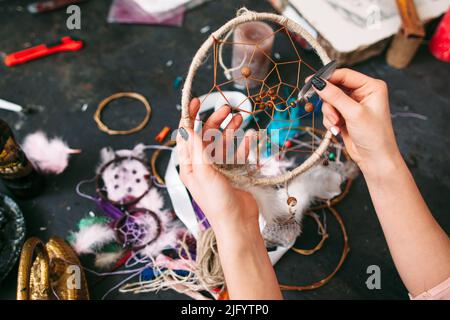 L'artisan montre Dreamcatcher. Banque D'Images