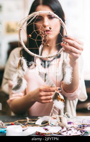 Maître regarde le Dreamcatcher fini. Banque D'Images