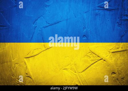 Le drapeau de l'Ukraine est vieilli avec un mur de béton de texture Banque D'Images