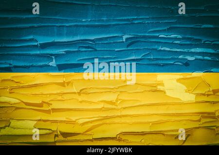 Le drapeau de l'Ukraine est représenté sur une ancienne surface avec de la peinture écaillée et abîmé Banque D'Images