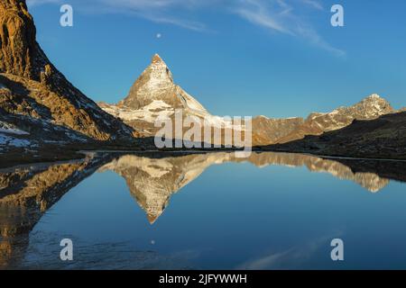 Lac Riffelsee avec Matterhorn, 4478m, au lever du soleil, Zermatt, Valais, Alpes suisses, Suisse, Europe Banque D'Images