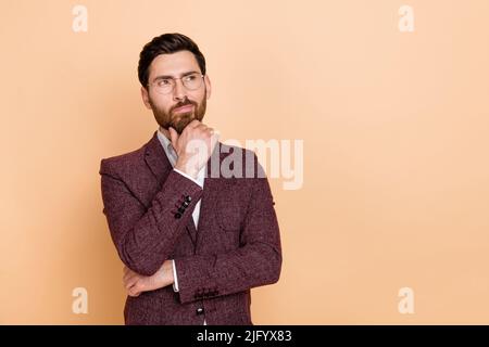 Photo de jeune homme d'affaires look vide d'espace générer de nouvelles idées d'affaires de démarrage isolé sur fond beige couleur Banque D'Images