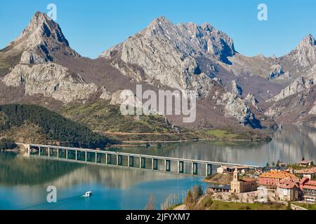 Paysage pittoresque de montagne et de réservoir en Espagne. Riano. Castilla Leon Banque D'Images