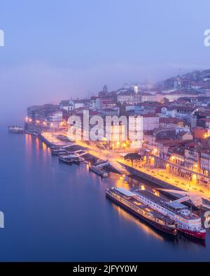 Porto avec un brouillard de mer tôt le matin en arrière-plan, Porto, Portugal, Europe Banque D'Images