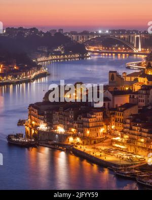 Horizon de la ville historique de Porto au coucher du soleil avec le pont Ponte de Arrabida en arrière-plan, Portugal, Europe Banque D'Images