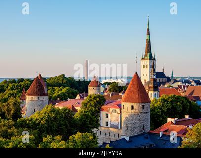 Vue sur la vieille ville vers l'église Saint-OLAF au coucher du soleil, site classé au patrimoine mondial de l'UNESCO, Tallinn, Estonie, Europe Banque D'Images