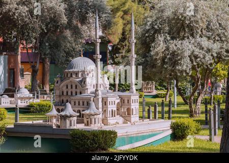 30 mai 2022, Antalya, Turquie : copie miniature de la mosquée d'Istanbul dans le parc Dokuma. Voyage et attractions religieuses de Turkiye Banque D'Images