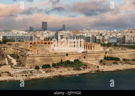 L'architecture baroque du fort Manoel au 18th siècle par mer, fortification de bastion d'étoiles au nord-ouest de la capitale maltaise, la Valette, Malte, Méditerranée Banque D'Images