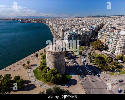 Vue aérienne par drone du site de la Tour Blanche avec des bâtiments résidentiels à Leoforos Nikis, front de mer calme, Thessalonique, Grèce, Europe Banque D'Images