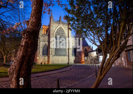 York Minster de nuit, vue de College Street, ville de York, Yorkshire, Angleterre, Royaume-Uni, Europe Banque D'Images