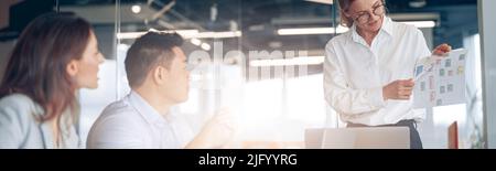 Belle femme d'affaires remet le rapport, la présentation à ses collègues d'affaires dans la salle de conférence Banque D'Images