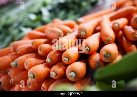 Accent sélectif sur la carotte. Vente de légumes frais crus dans la stalle du marché. Banque D'Images