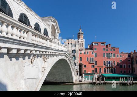 Pont du Rialto sur le Grand Canal, Venise, site classé au patrimoine mondial de l'UNESCO, Vénétie, Italie, Europe Banque D'Images