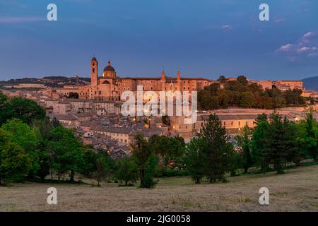 Le centre historique d'Urbino au coucher du soleil, Palazzo Ducale di Urbino, site classé au patrimoine mondial de l'UNESCO, Urbino, Marche, Italie, Europe Banque D'Images