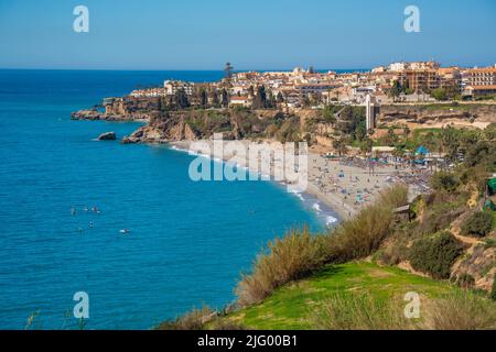 Vue sur la plage de Playa de Burriana, la ville et la mer Méditerranée, Nerja, Costa del sol, la province de Malaga, Andalousie, Espagne, Méditerranée, Europe Banque D'Images