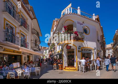 Vue sur les cafés et restaurants de la vieille ville de Nerja, Nerja, Costa del sol, Malaga province, Andalousie, Espagne, Méditerranée, Europe Banque D'Images