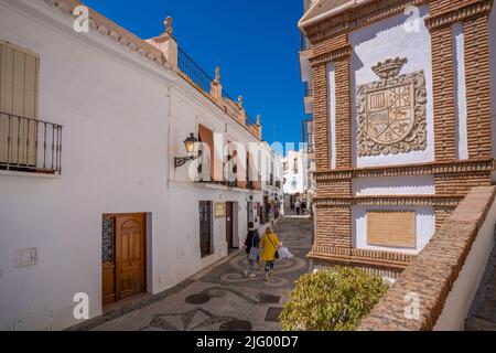 Vue sur les maisons blanchies à la chaux et les magasins sur la rue étroite, Frigiliana, province de Malaga, Andalousie, Espagne, Méditerranée, Europe Banque D'Images