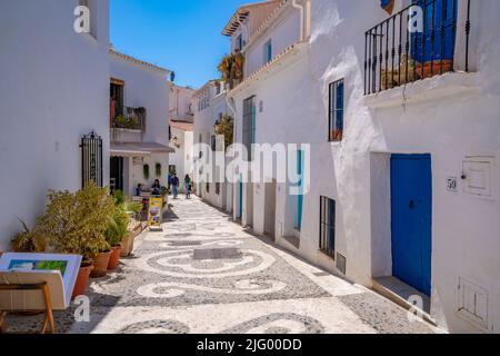 Vue sur le café dans la rue étroite des maisons blanchies à la chaux, Frigiliana, province de Malaga, Andalousie, Espagne, Méditerranée, Europe Banque D'Images