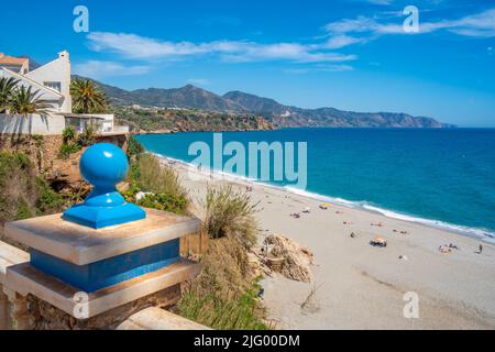 Vue sur la plage et la côte de Playa de Burriana à Nerja, Costa del sol, province de Malaga, Andalousie, Espagne, Méditerranée, Europe Banque D'Images