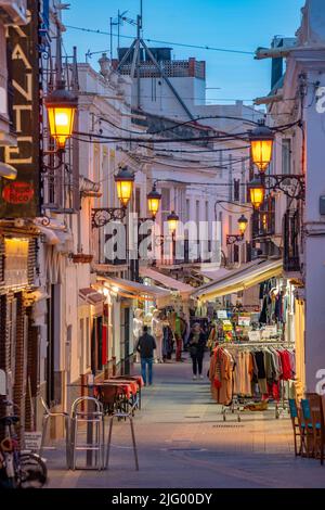 Vue sur le café et le restaurant dans la vieille ville de Nerja au crépuscule, Nerja, Costa del sol, Malaga province, Andalousie, Espagne, Méditerranée, Europe Banque D'Images