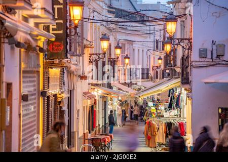 Vue sur le café et le restaurant dans la vieille ville de Nerja au crépuscule, Nerja, Costa del sol, Malaga province, Andalousie, Espagne, Méditerranée, Europe Banque D'Images