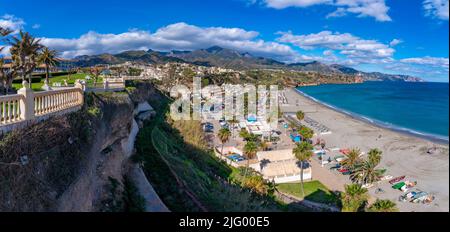 Vue sur la plage de Playa de Burriana et la mer Méditerranée, Nerja, Costa del sol, province de Malaga, Andalousie, Espagne, Méditerranée, Europe Banque D'Images