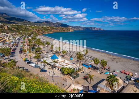 Vue sur la plage de Playa de Burriana et la mer Méditerranée, Nerja, Costa del sol, province de Malaga, Andalousie, Espagne, Méditerranée, Europe Banque D'Images