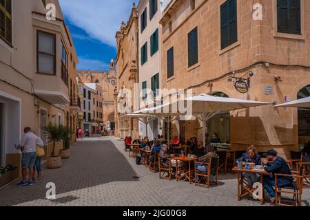 Vue sur le café dans la rue et la cathédrale en arrière-plan, Ciutadella, Minorque, Iles Baléares, Espagne, Méditerranée, Europe Banque D'Images