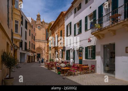 Vue sur le café dans la rue et la cathédrale en arrière-plan, Ciutadella, Minorque, Iles Baléares, Espagne, Méditerranée, Europe Banque D'Images