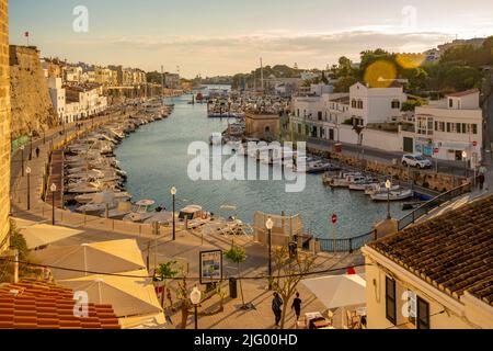 Vue sur le port de plaisance à l'heure d'or depuis la position surélevée, Ciutadella, Minorque, Iles Baléares, Espagne, Méditerranée, Europe Banque D'Images