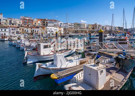 Vue sur les bateaux de la marina avec vue sur les maisons blanchies à la chaux, Ciutadella, Minorque, Iles Baléares, Espagne, Méditerranée, Europe Banque D'Images