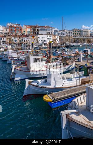 Vue sur les bateaux de la marina avec vue sur les maisons blanchies à la chaux, Ciutadella, Minorque, Iles Baléares, Espagne, Méditerranée, Europe Banque D'Images