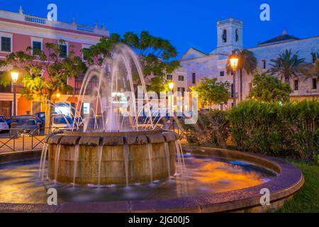 Vue sur la fontaine et le clocher de l'église à Placa des Born at Dust, Ciutadella, Minorque, Iles Baléares, Espagne, Méditerranée, Europe Banque D'Images