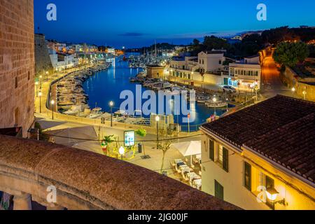 Vue sur la marina au crépuscule depuis la position surélevée, Ciutadella, Minorque, Iles Baléares, Espagne, Méditerranée, Europe Banque D'Images