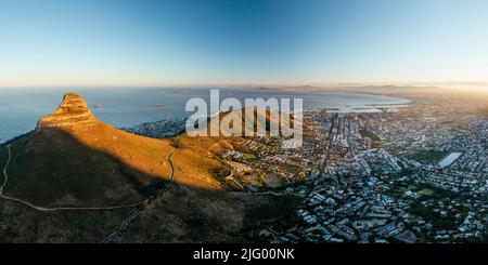 Vue aérienne du lever du soleil sur le Cap, le Cap occidental, l'Afrique du Sud, l'Afrique Banque D'Images