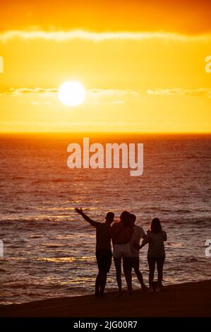 Les gens qui regardent le coucher du soleil, camps Bay, le Cap, le Cap occidental, l'Afrique du Sud, Afrique Banque D'Images