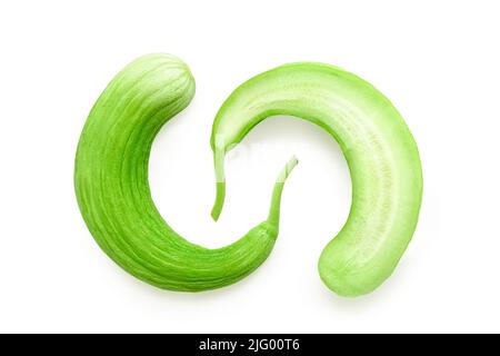 Tranches et coupées en deux de concombre arménien ou de melon de serpent avec de la pâte de fruits, isolées avec un chemin d'écrêtage sur fond blanc. Groupe de CR frais et délicieux Banque D'Images