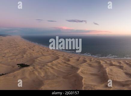 Vue aérienne des dunes de sable au crépuscule, parc national Addo Elephant, Eastern Cape, Afrique du Sud, Afrique Banque D'Images