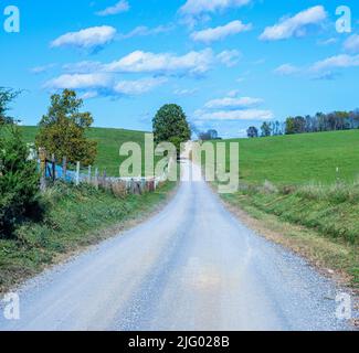 Gravel Country Road en Virginie rurale avec des champs de chaque côté à l'extérieur de Staunton Banque D'Images