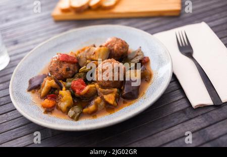 boulettes de viande cuites avec aubergines rachées et hachées dans un bol Banque D'Images