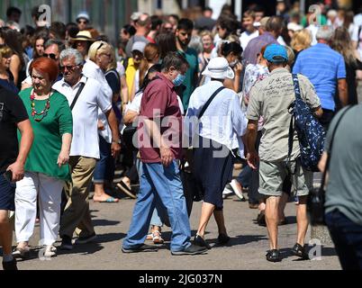 Malgré les températures élevées, certains citoyens portent des masques de protection à l'extérieur tout en marchant dans le centre-ville de Zagreb, en Croatie, sur 6 juillet 2022. En Croatie, depuis le début de la saison touristique, le nombre de personnes infectées par Covid-19 a augmenté. Photo: Marko Lukunic/PIXSELL Banque D'Images