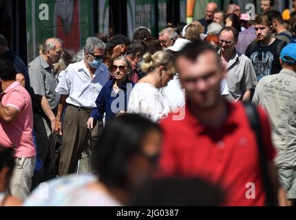 Malgré les températures élevées, certains citoyens portent des masques de protection à l'extérieur tout en marchant dans le centre-ville de Zagreb, en Croatie, sur 6 juillet 2022. En Croatie, depuis le début de la saison touristique, le nombre de personnes infectées par Covid-19 a augmenté. Photo: Marko Lukunic/PIXSELL Banque D'Images